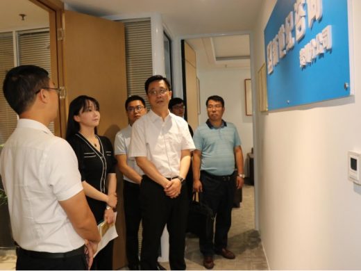 贵阳综保区党工委副书记、管委会主任高升一行到协会综保区孵化器调研